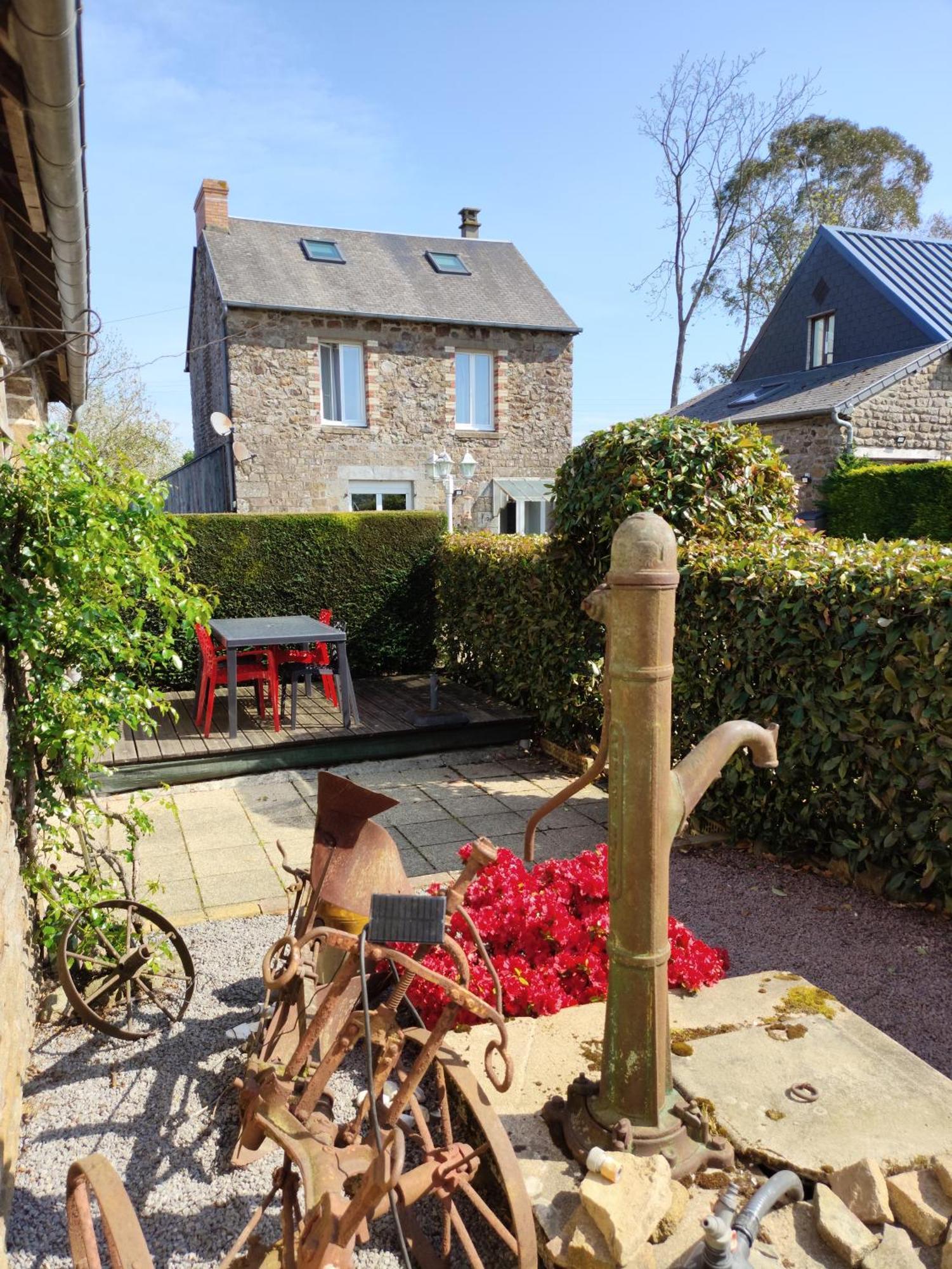 Le Jardin B&B Isigny-le-Buat Exteriér fotografie